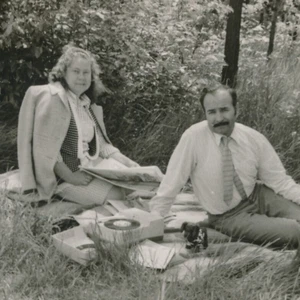 180 Gramophone on Picnic, Man Woman Guy Lady Mustache Dog Toy vintage photo orig - Picture 1 of 3