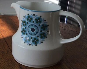 Vintage fröhlicher hübscher Blumenkrug. Weiß mit blauen stilisierten Blumen. Englisch 60er Jahre? - Bild 1 von 4
