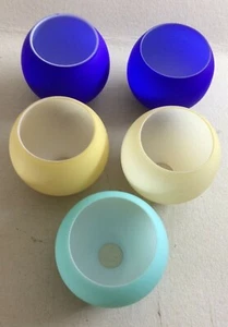 COPPE PER LAMPADE-VETRI DECORATIVI COLORATI-CINQUE COPPE A GLOBO-UTILISSIME - Foto 1 di 7