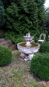 Springbrunnen für den Garten aus Steinguss - Bild 1 von 4