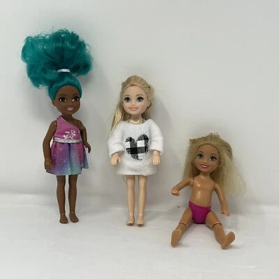 Lote de 3 bonecas Barbie Chelsea em vestido branco, roxo e nuas 2010 - 2016 Mattel - Imagem 1 de 4