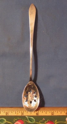 CUCHARA DE OLIVA PERFORADA DE PLATA ESTERLINA VINTAGE TIFFANY & CO. 6 1/2 PULGADAS Foto 1 de 4