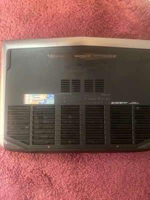 portátil gaming alienware en cargador. Caja abierta. Nunca ha sido usado.  Foto 1 de 4