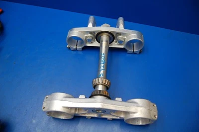 2003 03-04 YZ450F WR450 ПРИМЕНЯЕТСЯ ЗАГОТОВКА ТРОЙНОЙ ДЕРЕВО РУЛЕВОЙ ШТОК 5UP-23340-L0-00 - Изображение 1 из 4