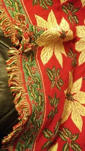 VINTAGE NITTED THROW - RED/GREEN DOUBLE SIDED POINSETTIA CHRISTMAS THROW - Picture 1 of 12
