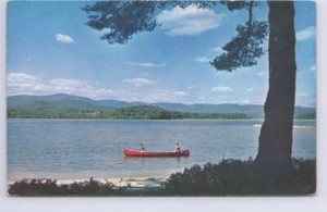 Seeszene, rotes Kanu, irgendwo, USA, Vintage Chrom Postkarte - Bild 1 von 2