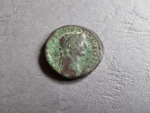 Pièce de Monnaie Romaine - As Tibère caesar imperat VII ROM ET AVG environ 23mm - Picture 1 of 3