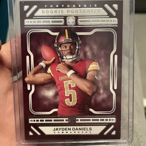 2024 Panini Photogenic - Rookie Portrait Jayden Daniels #195 (RC) - Bild 1 von 4