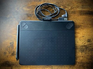 Wacom Black Small Intuos Art Pen and Touch Tablet CTH490/K W/4 Pen Nibs and Pen - Picture 1 of 5