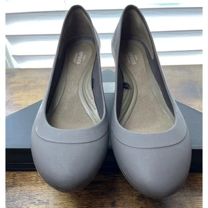 Crocs Mujer 6 W Taupe Lina Cuña Bomba Comodidad con Estilo Verano - Imagen 1 de 7