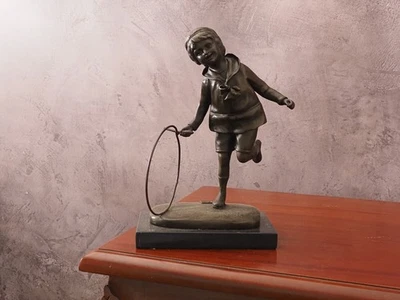 Bronzeskulptur Junge mit Reifen – Nach Chiparus, Art Déco Stil, 23 cm - Bild 1 von 4