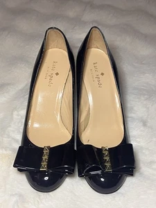 Zeppa 3" Kate Spade Lucinda in vernice nera con dettaglio fiocco Italia oro - Foto 1 di 10