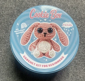 Cookie Box Impara ad Uncinetto Kit per Principianti - Peluche (Coniglietto Lola) - Foto 1 di 6