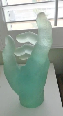 ESCULTURA DE MANO Resina Translúcida Verde Gran Tamaño Detallada 14" h Foto 1 de 4