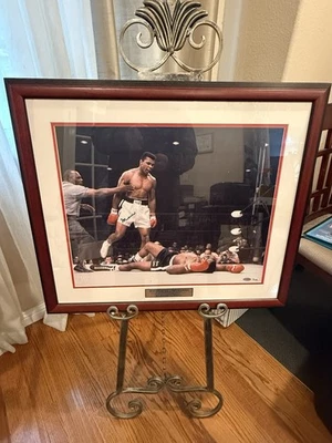 Foto enmarcada 16x20 firmada por Muhammad Ali “Sonny Liston Knockout” - Imagen icónica Foto 1 de 4