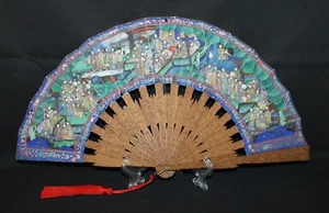 EIN CHINESISCHER HOLZFÄCHER AUS DEM 19. JAHRHUNDERT GESCHNITZT LEUCHTENDE FARBEN. - Bild 1 von 24
