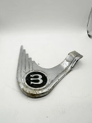 DE COLECCIÓN WOLSELEY 1500 MK1 ALERÓN DELANTERO CROMO INSIGNIA ADORNO - Imagen 1 de 4