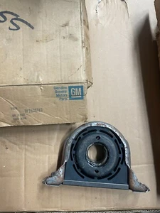 RARE VINTAGE 1973-1978 CHEVY-GMC G-P VAN NOS DRIVESHAFT CENTER SUPPORT #7839146 - Picture 1 of 4