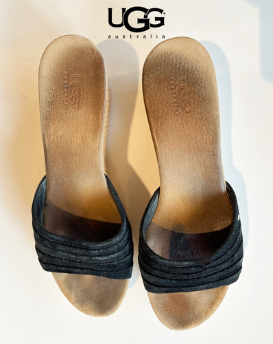 Sandali con zeppa UGG Australia Alvina neri scamosciati taglia 10 pre loved solo 79€!