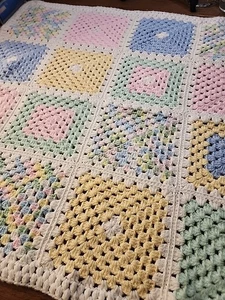 Vintage Handarbeit gehäkelt afghanische Decke Granny Squares 40"x32" Babydecke - Bild 1 von 6