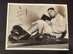 1935 Joe Louis Typ 1 Boxen Foto seltenes Bild des zukünftigen Meisters Lesen Bibel - Bild 1 von 2