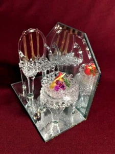 Vintage Mini gesponnenes Glas Diorama Stuhl Tisch & Obstschale Skulptur Figur Spiegel - Bild 1 von 7