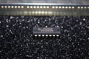 TI DS3680N Quad Negative Voltage Relay Driver, Logic Input - Picture 1 of 2