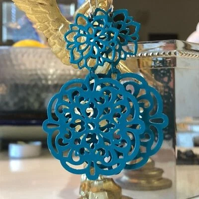 Pendientes redondos de metal intrincado Foto 1 de 3