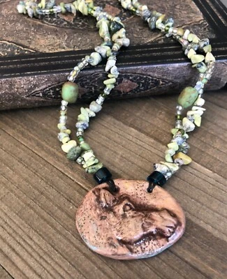 Collar de piedras preciosas serpentinas verdes Colgante de caballo artesanal Amante de los caballos Ecuestre Foto 1 de 4