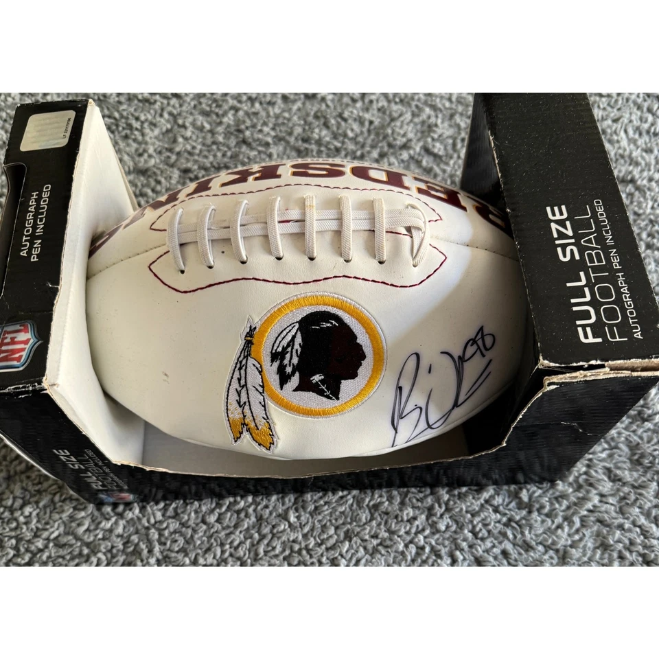 亲笔签名 Brian Orakpo #98 NFL 华盛顿红皮队全尺寸国家橄榄球 全新带盒 — 第 1/4 张图片