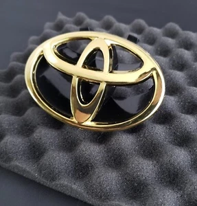 Toyota Camry Front Grille Emblem - Gold - 1997-2001 - Picture 1 of 1