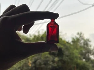 VECCHIA BOTTIGLIA MINIATURA PROFUMO VETRO ROSSO RUBINO TRASPARENTE CRISTALLO DECORATIVO COLLEZIONISTI - Foto 1 di 15
