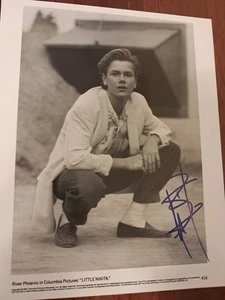 RIVER PHOENIX SIGNIERT & AUTHENTIFIZIERT 8 X 10 S/W FOTO - "LITTLE NIKITA" PROMO - Bild 1 von 1