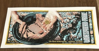 Póster extendido Panic Red Rocks 75th Sellout 2025 Foto 1 de 2