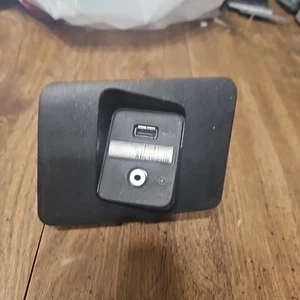 2008 -2016 FORD F250 F350 SYNC USB LINE AUX IN DASH BEZEL OEM FACTORY - Picture 1 of 4