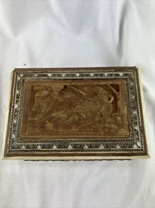 "Caja de baratijas de madera tallada de colección hombre persiguiendo lobos incrustación revestimiento de fieltro azul 6x4x2""" - Imagen 1 de 15