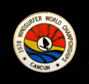 1978 WINDSURFER WORLD CHAMPIONSHIP GOLD ENAMEL HQ ORIGINAL PINBACK BUTTON CANCUN - Picture 1 of 2