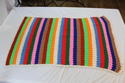 Manta de ganchillo afgana vintage años 70 multicolor a rayas 51 pulgadas x 32 pulgadas Foto 1 de 3