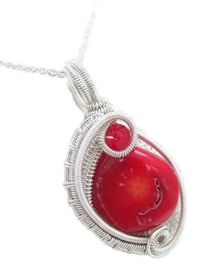 Colgante artesanal de coral rojo: círculo envuelto en alambre de plata de ley con Swarovsk Foto 1 de 4
