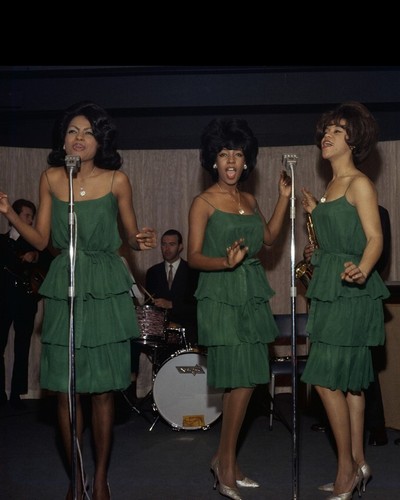 The Supremes vintage in concerto indossando abiti verdi 24x36 Poster