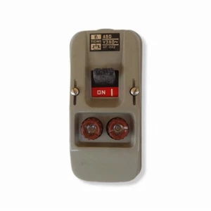 bTicino 0652 interruttore tripolare da parete con protettori a cartuccia 50A ... - Picture 1 of 1