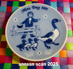 1971 Mars Dag (Muttertag) Teller Junge fütternde Gänse limitierte Auflage 2. Ausgabe Norwegen - Bild 1 von 3