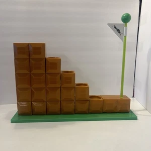 Nintendo Amiibo Espositore Super Mario Fine Livello Scale Bandiera Base Completo  - Foto 1 di 5