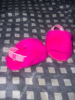 ZAPATILLA DE PELUSA UGG INFANTIL 2/3 ROSA CON PEQUEÑA MARCA DE DESGASTE SE PUEDE LIMPIAR FÁCILMENTE Foto 1 de 2