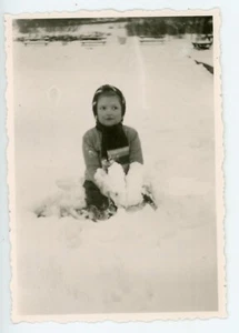 PHOTO amateur SNAPSHOT 1940 Bruxelles, Parc de Forest un gamin neige boule - Picture 1 of 2
