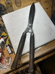 Vintage Wood Handle Hedge Trimmer Shears Clippers Garden Tool Blade Antique - Picture 1 of 9