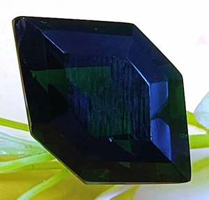 Piedra preciosa certificada AKQ de 14,75 quilates granate tsavorita verde forma elegante liquidación de stock - Imagen 1 de 8