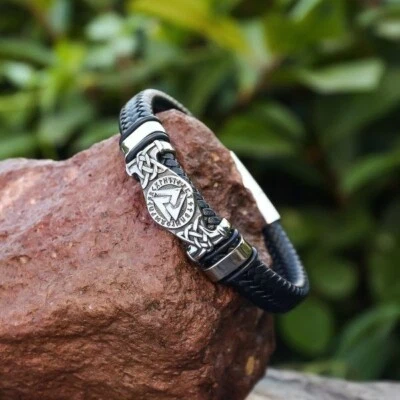 Brazalete envolvente de cuero trenzado con símbolo triangular vikingo para hombre Foto 1 de 4