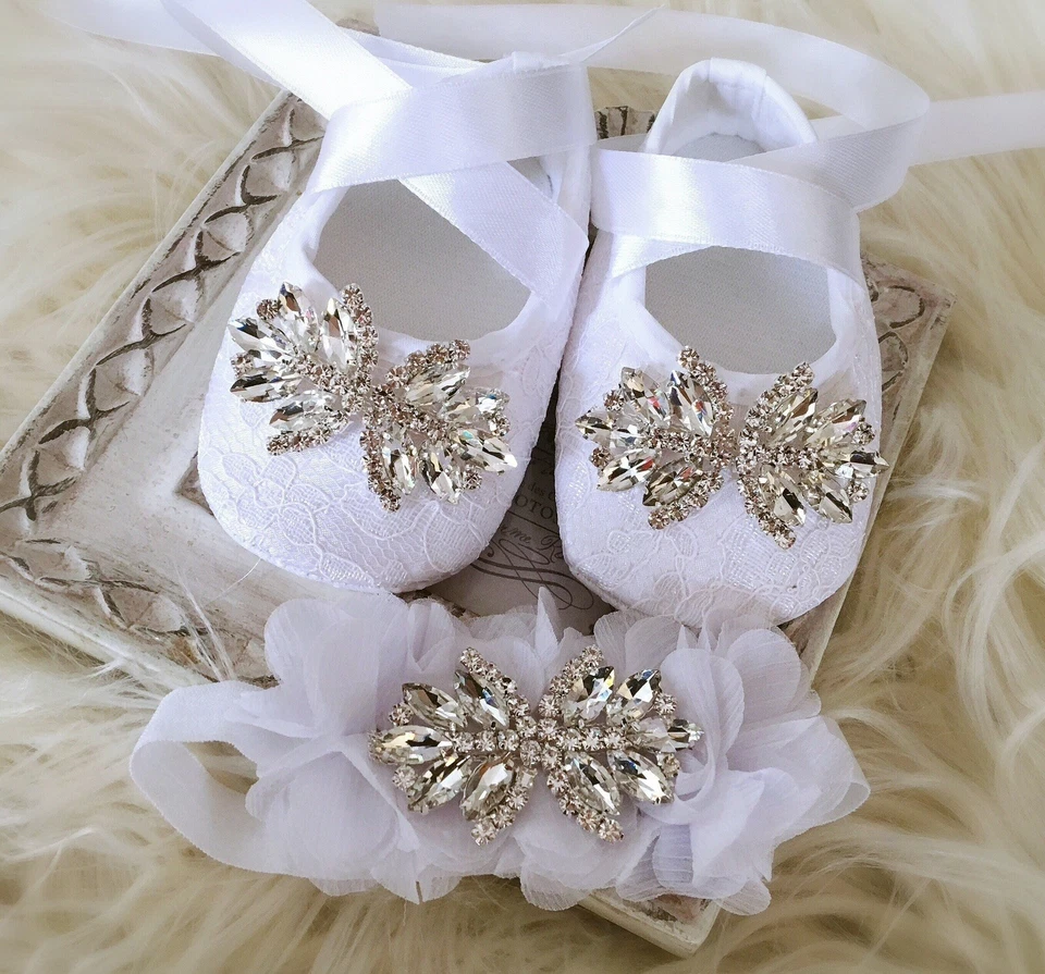 Zapatos blancos de bautismo con diamantes de imitación, zapatos de bautizo brillantes y diadema Foto 1 de 1