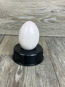 Huevo de roca de piedra pulida rosa blanco natural - Imagen 1 de 10